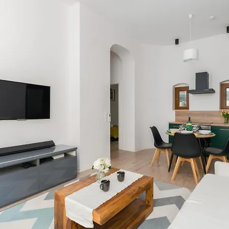 Kamienica Chelmonskiego 10 Przy Mtp By Renters *