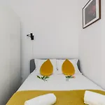 Apartment Kamienica Chelmonskiego 10 Przy Mtp By Renters *