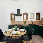 Kamienica Chelmonskiego 10 Przy Mtp By Renters Apartment