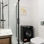Apartment Kamienica Chelmonskiego 10 Przy Mtp By Renters *