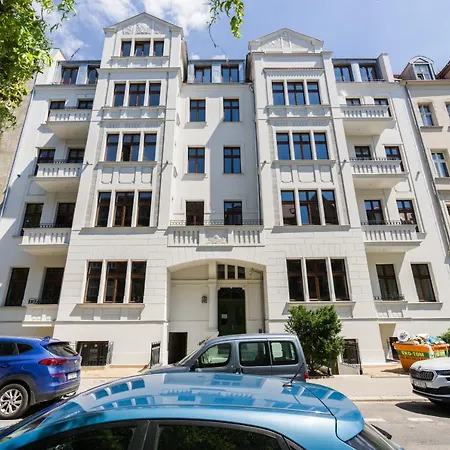 Apartment Kamienica Chelmonskiego 10 Przy Mtp By Renters *
