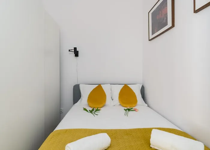 Apartman Kamienica Chelmonskiego 10 Przy Mtp By Renters *